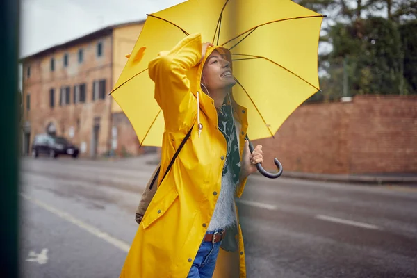 Großaufnahme Einer Jungen Gut Gelaunten Frau Mit Gelbem Regenmantel Und — Stockfoto