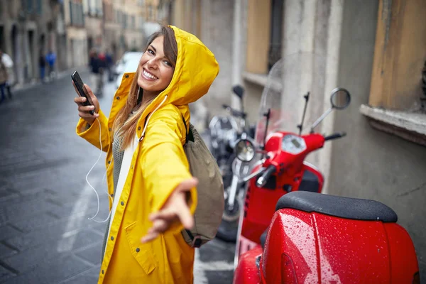 Egy Fiatal Vidám Sárga Esőkabátban Pózol Egy Fotón Miközben Nyugodt — Stock Fotó