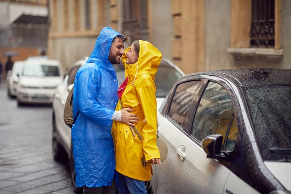 Mladý Zamilovaný Pár Zažívá Romantické Okamžiky Když Deštivý Den Uvolněně — Stock fotografie
