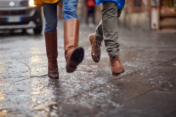 Primo Piano Una Giovane Coppia Loro Gambe Come Camminare Sulla — Foto Stock