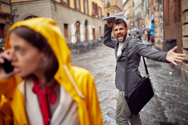 Mladý Muž Který Spěšně Kráčí Ulici Deštivého Dne Protestuje Protože — Stock fotografie