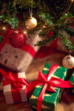 Süslü Noel ağacı ve evde hoş bir atmosferde tatil için hazır hediyeler. Noel, ev, hediyeler