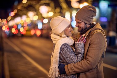 Genç aşık bir çift, güzel bir Noel gecesinde şehirde yürüyüş yaparken kucaklaşır. Noel, şehir, ilişki