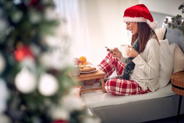 Kafkasyalı bir kadın Noel sabahı uyanıyor.