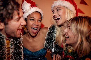 Mutlu arkadaş grubu yeni yılı dans ederek kutluyor. 