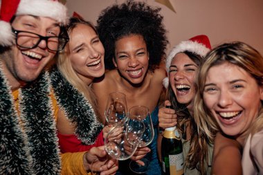 Mutlu insanlar yeni yıl arifesinde birlikte dans edip gülüyorlar.