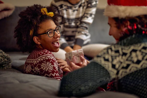 Mann Beschenkt Seine Glücklichen Freundinnen Und Feiert Weihnachten Hause — Stockfoto