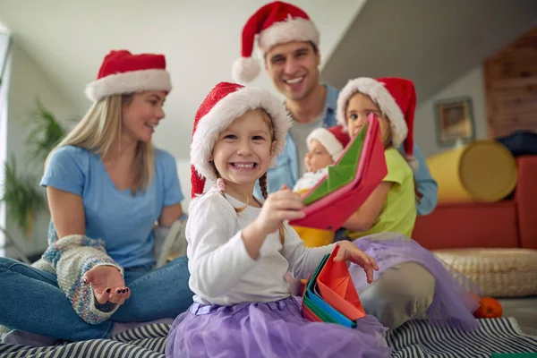 Una Familia Joven Con Gorras Navidad Está Sentada Suelo Posando — Foto de Stock