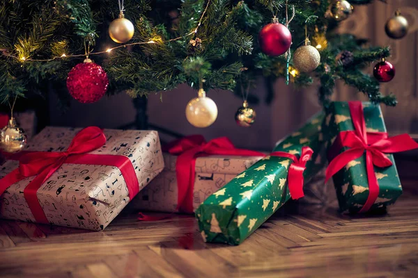Presentes Natal Embrulhados Sob Árvore Uma Noite Natal — Fotografia de Stock
