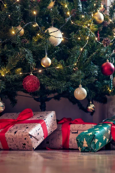 Presentes Colocados Chão Sob Árvore Natal Belo Feriado Casa Natal — Fotografia de Stock