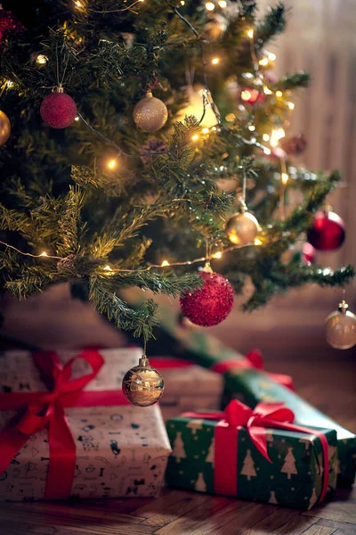 Bir Noel Akşamında Ağacın Altında Noel Hediyeleri Mutlu Noeller Konsepti — Stok fotoğraf