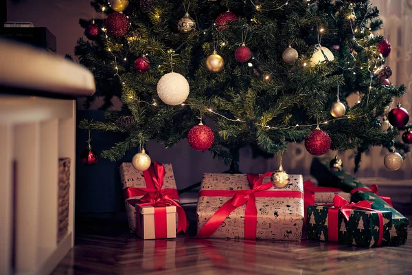 Árbol Navidad Brillante Regalos Suelo Unas Hermosas Vacaciones Casa Navidad —  Fotos de Stock