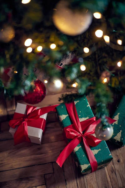 家での美しい休日にクリスマスツリーの下の床に広がるプレゼントの鳥の目のビュー クリスマスプレゼント — ストック写真