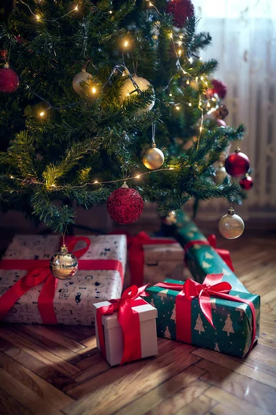 Presentes Natal Embrulhados Mão Sob Árvore Uma Noite Natal — Fotografia de Stock