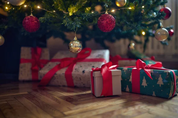 Gros Plan Sapin Noël Brillant Cadeaux Sur Sol Beau Jour — Photo