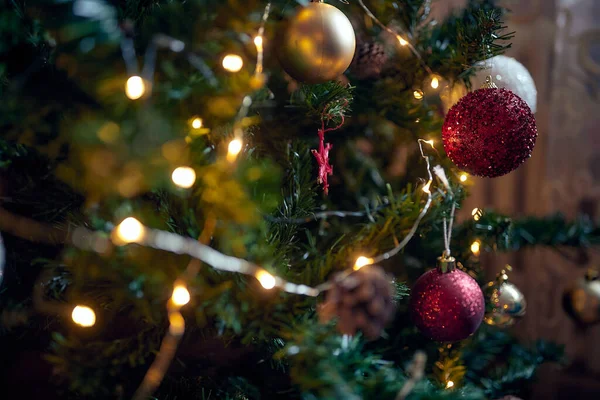 Közelkép Egy Díszített Karácsonyfáról Egy Gyönyörű Karácsonyi Napon Otthon Karácsony — Stock Fotó