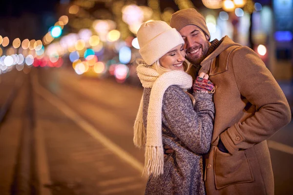 Glückliches Paar Teilt Glückliche Momente Zusammen Winterfreudenkonzept — Stockfoto