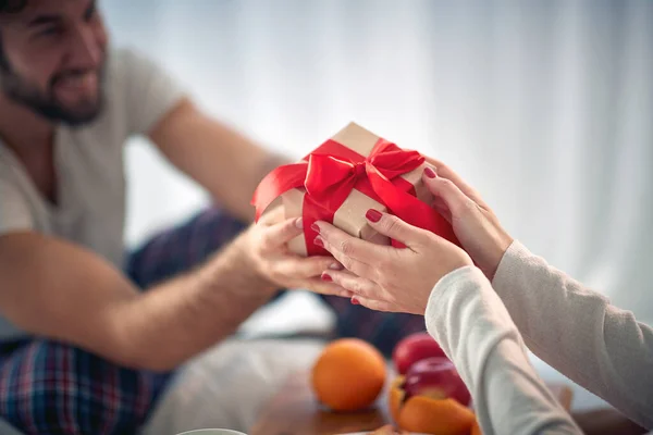 Close Presente Natal Que Jovem Está Dando Sua Namorada Enquanto — Fotografia de Stock
