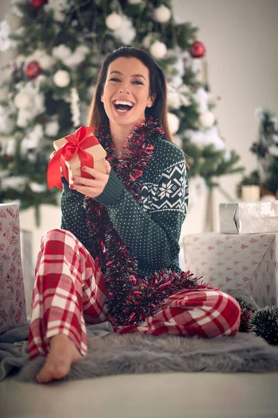 Молода Щаслива Дівчина Позує Фото Тримаючи Подарунок Різдво Сидячи Підлозі — стокове фото