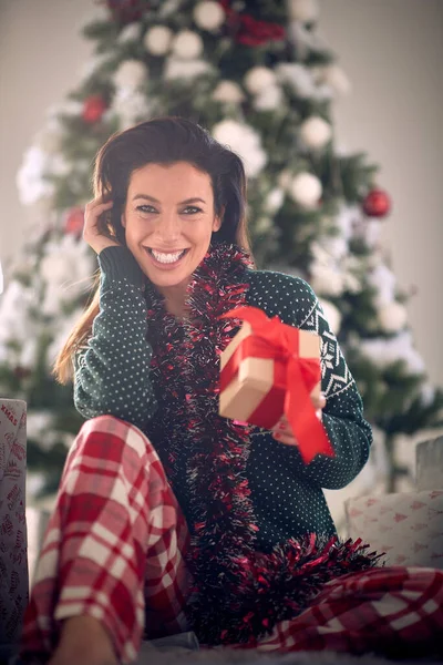 Young Beautiful Girl Enjoys Posing Photo While Holding Christmas Present — Stock Photo, Image