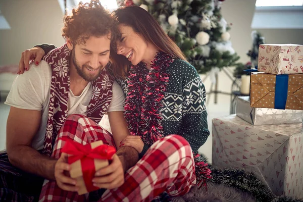 Casal Encantador Trocando Presentes Natal Uma Manhã Natal Conceito Alegria — Fotografia de Stock