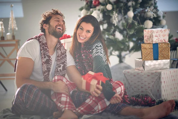 圣诞佳节期间 一个女孩喜欢和男朋友坐在地板上 在舒适的家庭环境中合影留念 圣诞节 — 图库照片