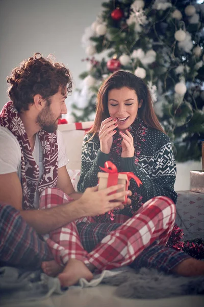 クリスマスの朝にクリスマスの贈り物を交換する幸せな白人夫婦 休日の喜びの概念 — ストック写真