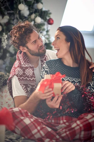 Casal Caucasiano Festivo Trocando Presentes Natal Uma Manhã Natal — Fotografia de Stock