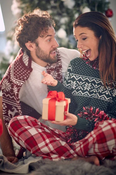 Närbild Ett Ungt Lyckligt Par Som Har Underbar Tid Samtidigt — Stockfoto