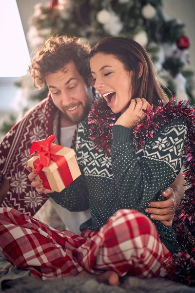 Close Jovem Casal Feliz Cheio Emoção Por Causa Presentes Natal — Fotografia de Stock