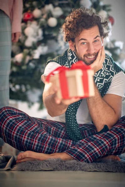 幸せな白人男性オープンギフト上のクリスマスの朝 — ストック写真