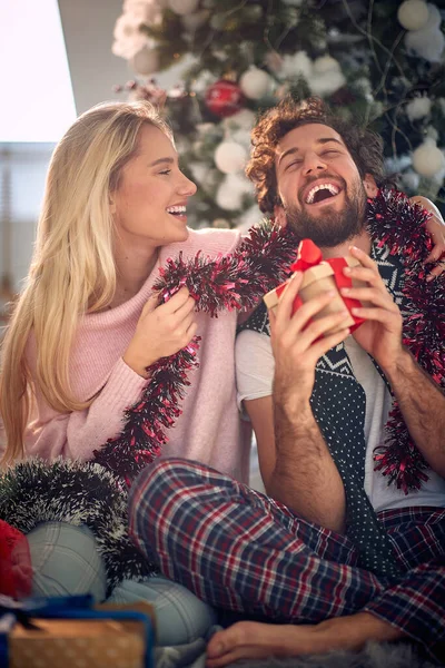 Chlap Nemůže Skrýt Své Vzrušení Protože Vánoční Dárek Který Dostal — Stock fotografie
