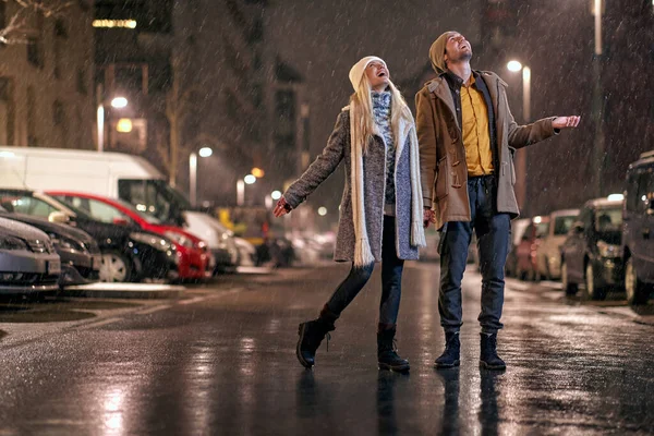 Karlı Bir Gecede Güzel Bir Şehirde Yürüyen Mutlu Çift — Stok fotoğraf