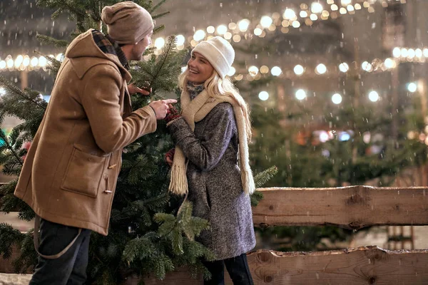 Lächelnde Männer Und Frauen Wählen Den Perfekten Weihnachtsbaum — Stockfoto
