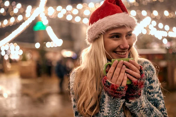 Noel Baba Şapkalı Gülümseyen Kız Noel Panayırda Sıcak Çay Içiyor — Stok fotoğraf