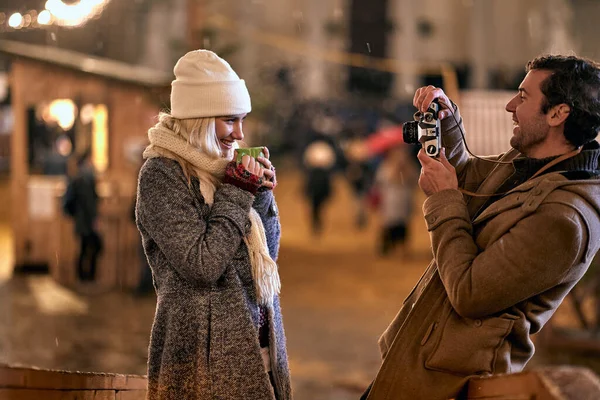 Hombre Tomando Una Foto Chica Sonriente Festival Navidad Clima Nevado —  Fotos de Stock