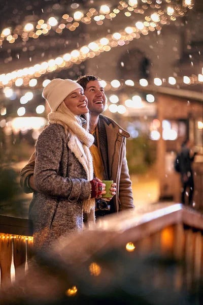 Mutlu Çift Karlı Bir Havada Noel Festivalinde Eğleniyor — Stok fotoğraf