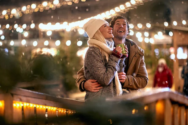 Romantische Weihnachtsnacht Mann Und Frau Winter Gemeinsam Draußen — Stockfoto