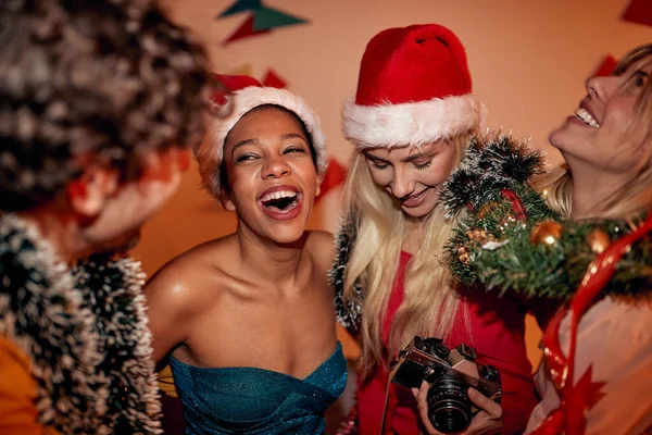 Grupo Amigos Felices Celebrando Juntos Fiesta Año Nuevo — Foto de Stock