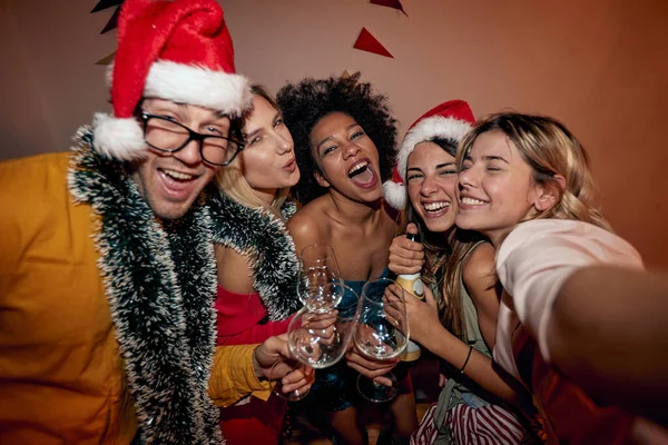 Grupo Feliz Pessoas Celebram Véspera Ano Novo Enquanto Dançam — Fotografia de Stock