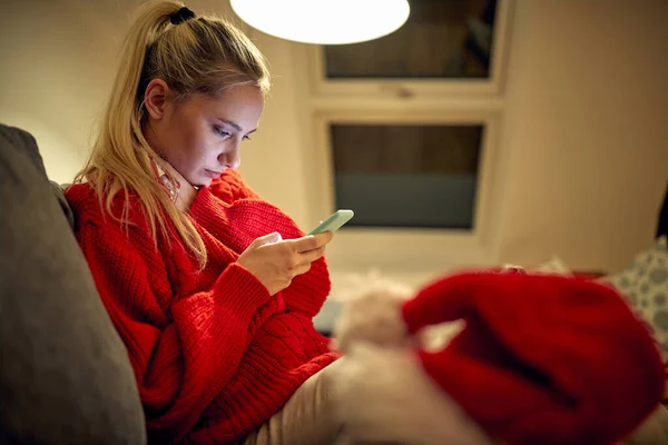 Jeune Femme Messagerie Texte Sur Les Smartphones Sur Noël — Photo