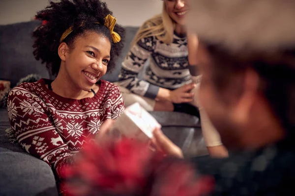 Glückliches Mädchen Mit Geschenküberraschung Für Freundin Weihnachten — Stockfoto