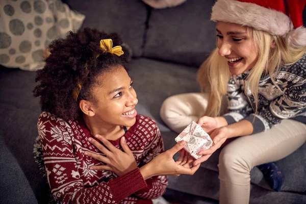 Menina Feliz Uns Aos Outros Dando Presentes Natal — Fotografia de Stock