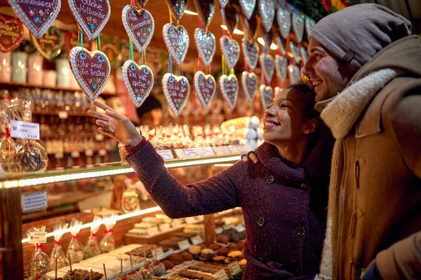 Счастливая Улыбка Пара Покупки Праздничном Уличном Рынке — стоковое фото
