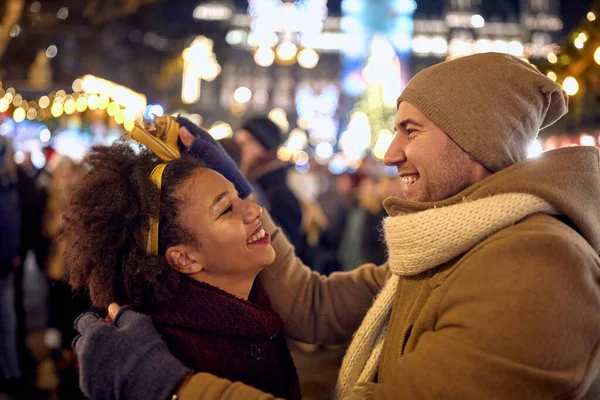 Geceleri Çıkan Romantik Çift Kış Işıklarıyla Süslenmiş — Stok fotoğraf