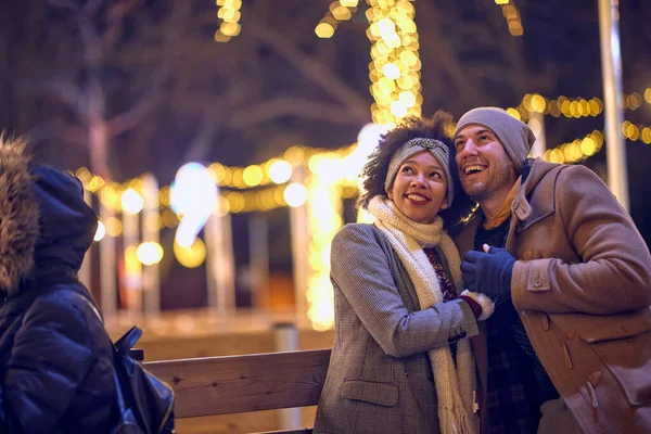 Boldog Férfi Szerelmes Egy Karácsonyi Séta Városban Este — Stock Fotó