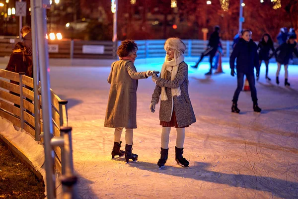 Happy Friends Girls Skating Rink Woman Have Fun Ice Aren — Stock Photo, Image