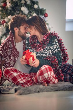 Noel sabahı hediyelerini veren Kafkasyalı bir çift.