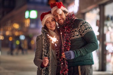 Noel 'de fıskiyeli mutlu romantik çift