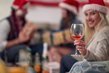 Mutlu yıllar için kırmızı şarap.